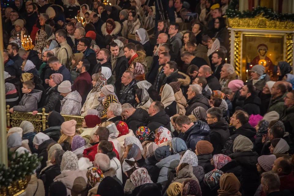 Фото Открытие ледового городка, снежный фестиваль и Рождество. Опубликован фоторепортаж праздничных гуляний-2025 в Новосибирске 43